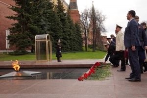 В канун Дня Победы в Москве возложили цветы к могиле неизвестного солдата, а также Новодевичьем кладбище